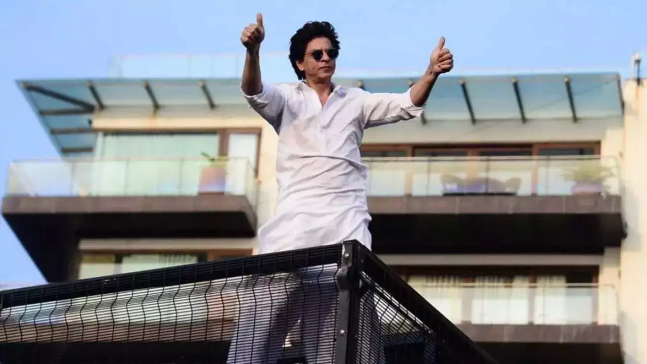 This Is How Shah Rukh Khan Greets Fans Outside Mannat!!