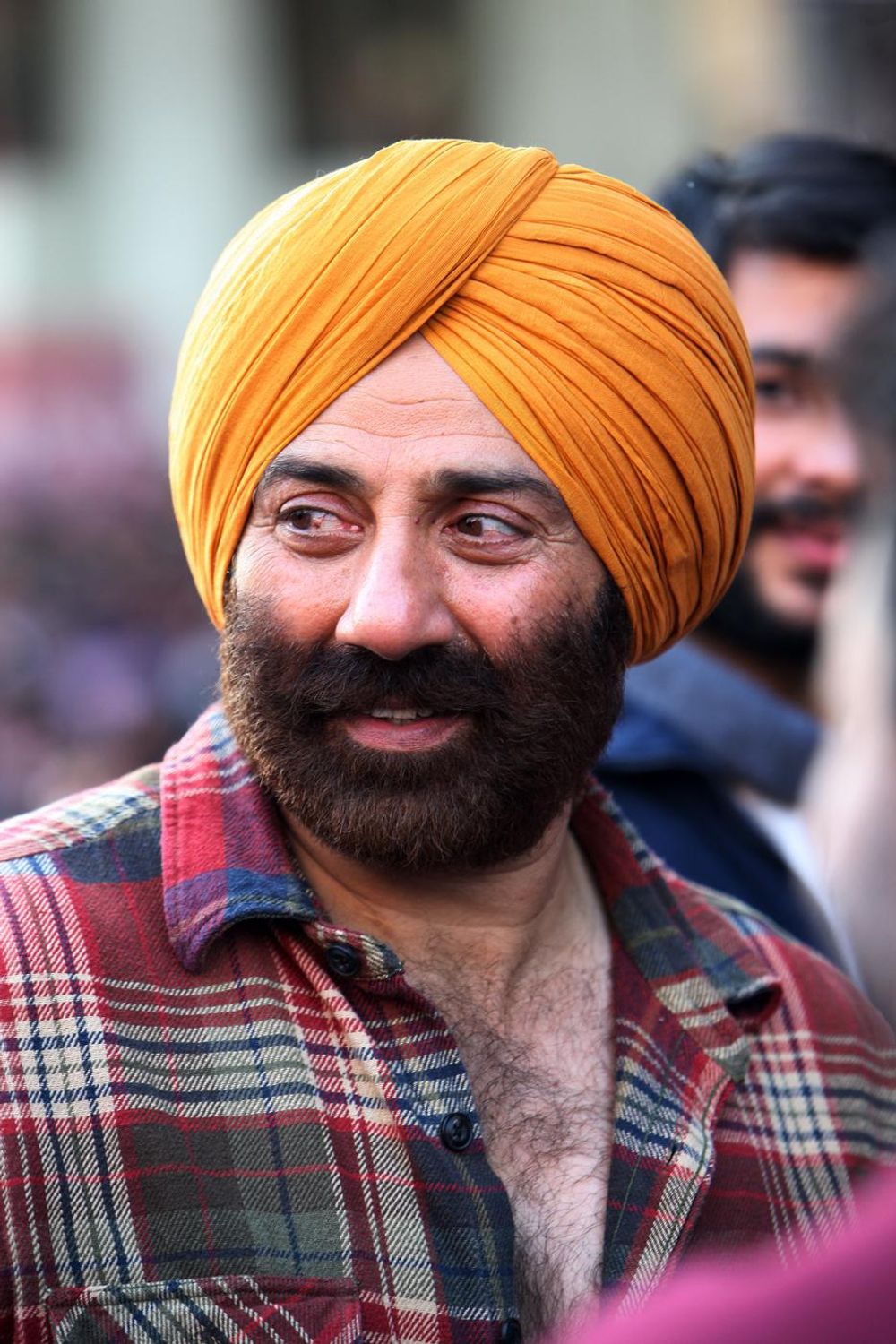 A Video Of Sunny Deol Walking Drunk On The Road At Midnight Is Going Viral!!