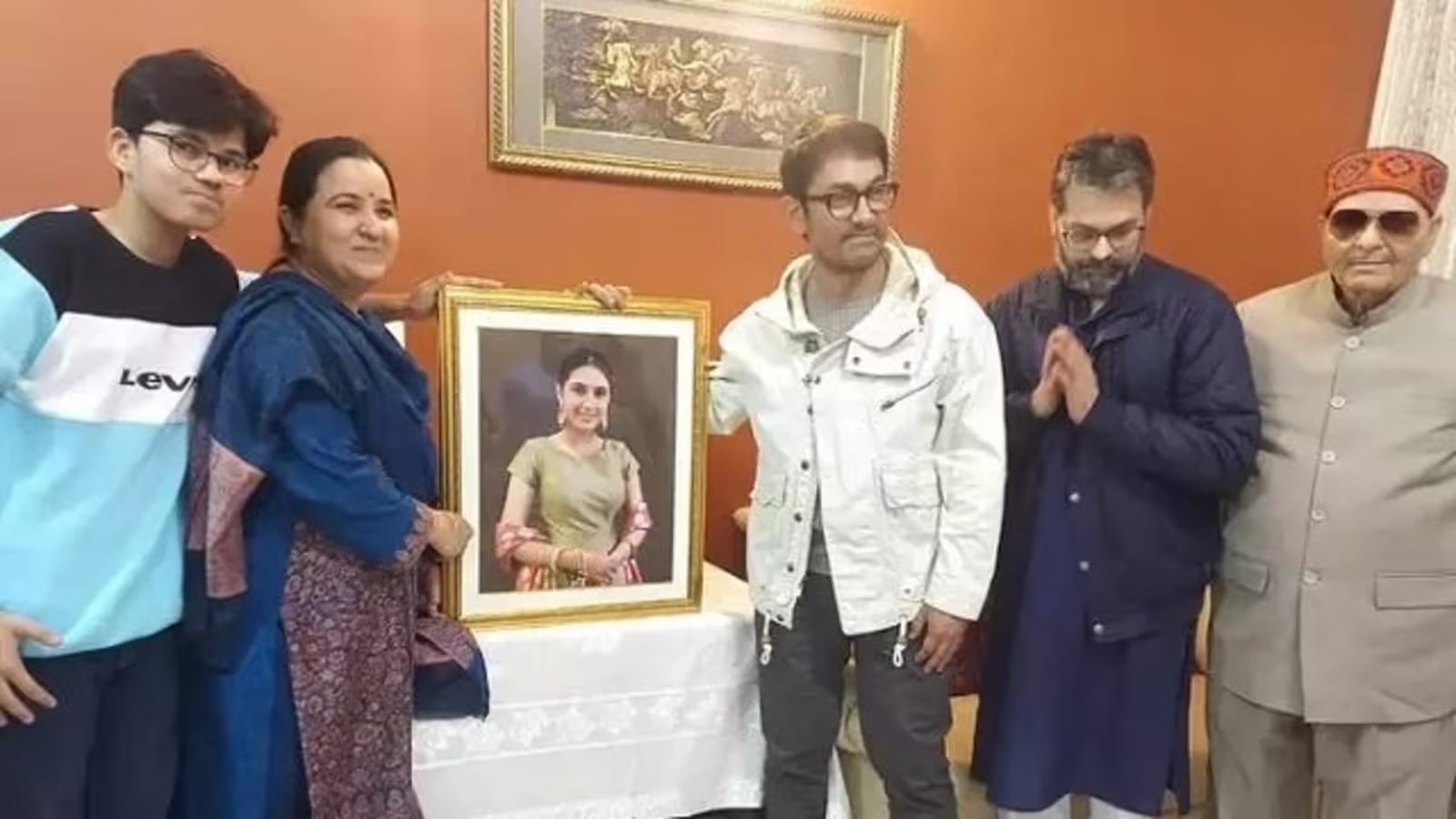 A Picture From Aamir Khan’s Meeting With Suhani Bhatnagar’s Parents Has Surfaced On Social Media!!