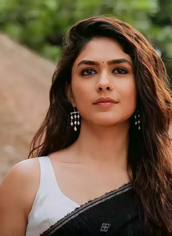 Top 5 Fabulous Dresses Of Mrunal Thakur!!
