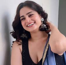 Ayesha Khan Biography, Age, Height, Birthday, Net Worth, Boyfriend, Family