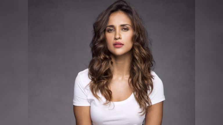 Aisha-Sharma-Satyameva-380