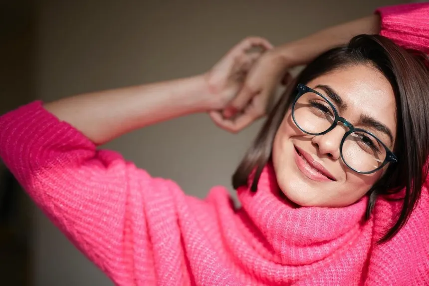 Mrunal Thakur Biography, Age, Height, Affairs, Family